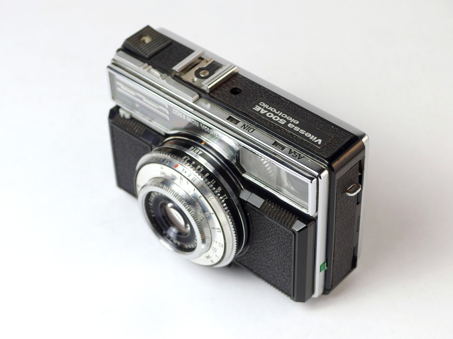 Voigtländer Vitessa 500 AE — 60년대의 라디오를 닮은 카메라
