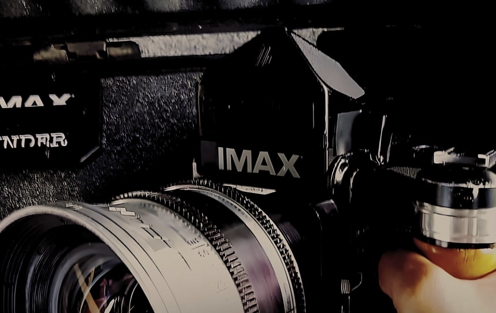 개조된 펜탁스 67 클로즈업. 바디에 IMAX 각인이 있고 대형 시네 렌즈가 물려 있다.