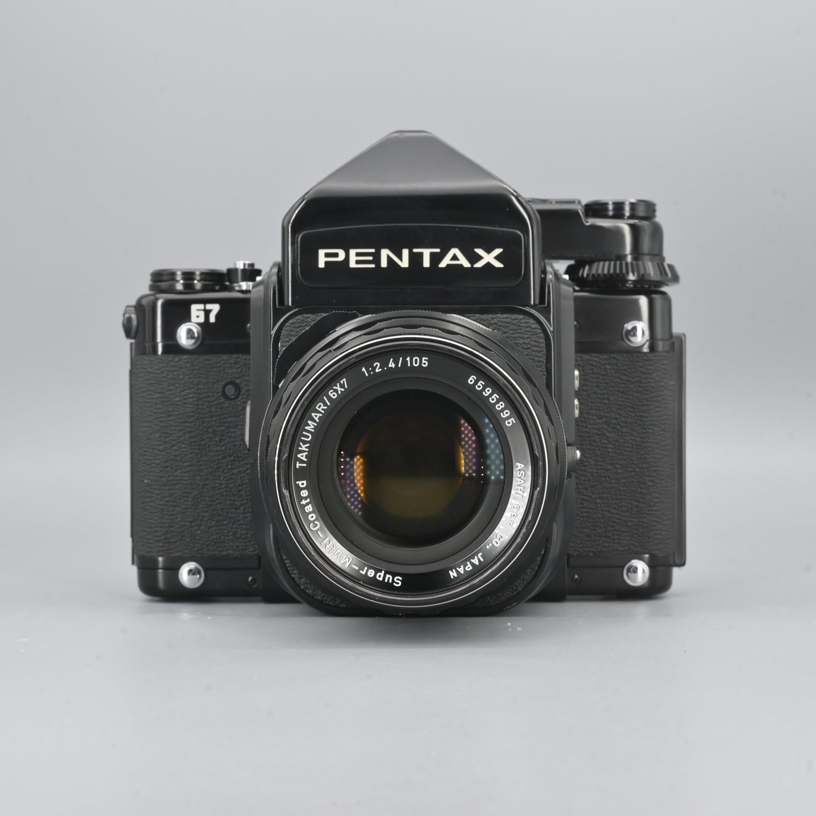 순정 펜탁스 67 제품 사진. 펜타프리즘에 PENTAX 로고가 있고 Takumar 105mm 렌즈가 달려 있다.