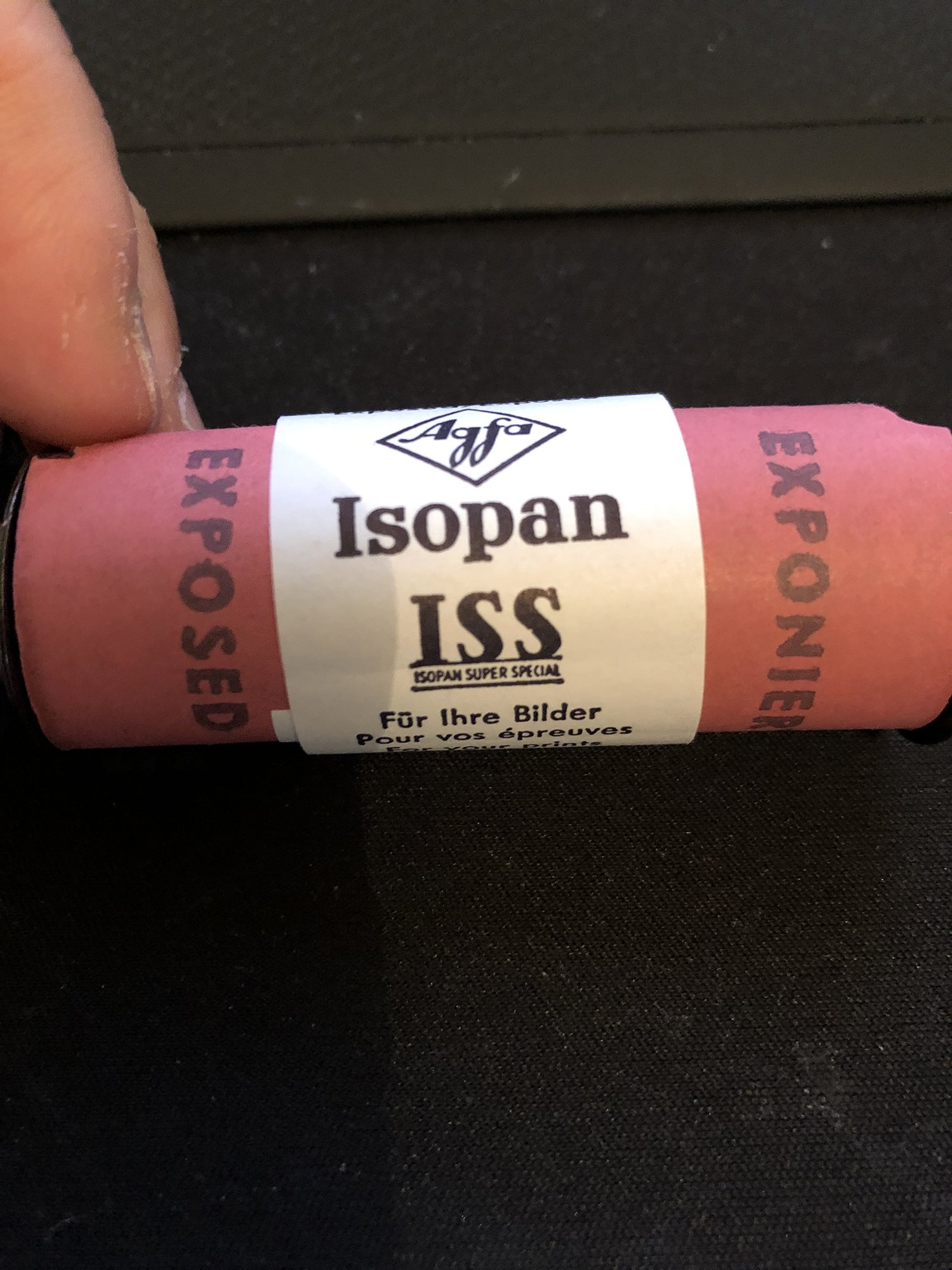 게라지 세일에서 건진 오래된 Agfa Isopan ISS 필름 한 통.