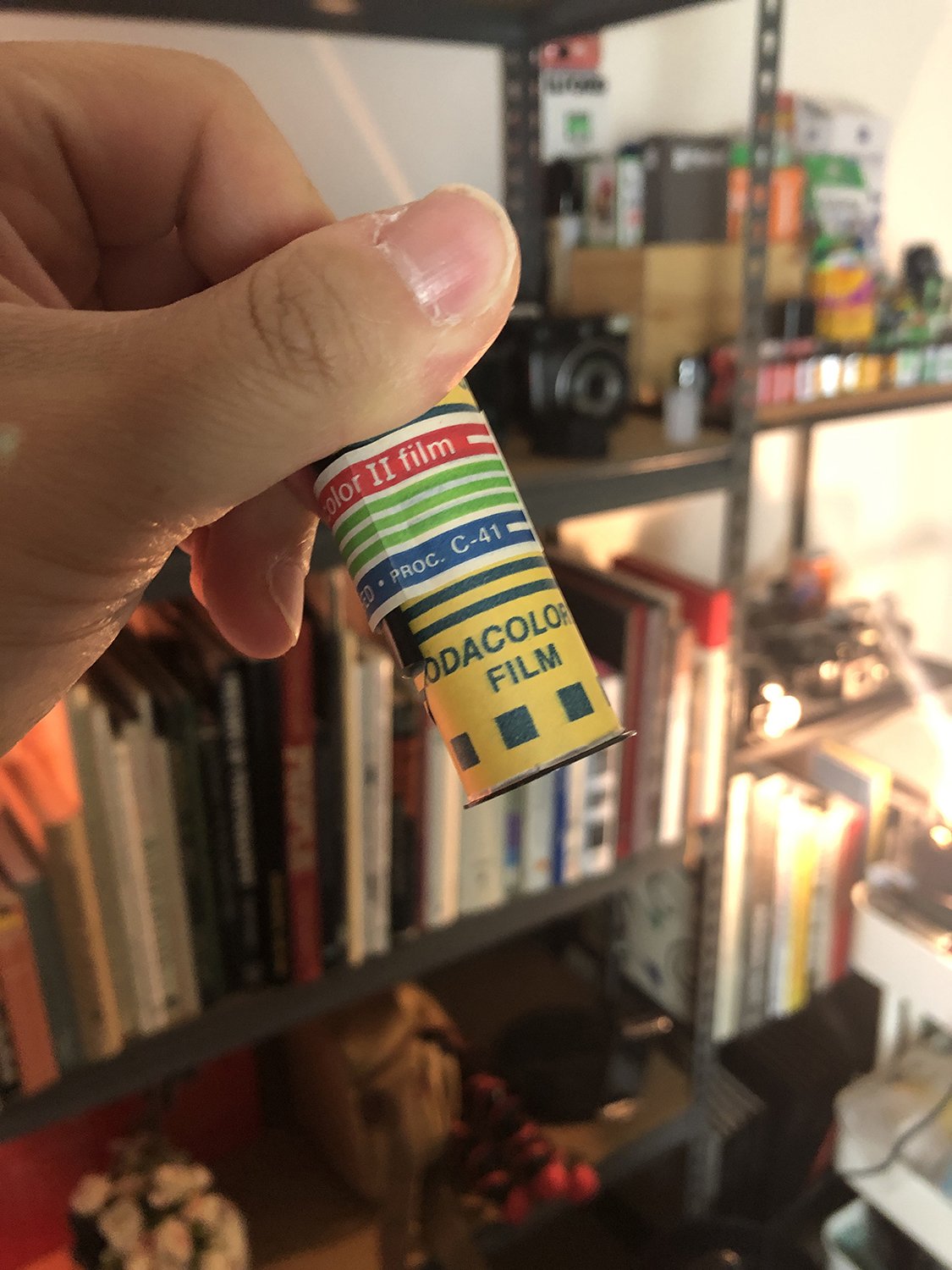 카메라 안에서 발견된 오래된 Kodacolor II 필름 한 통.