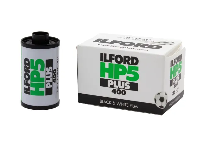 HP5 Plus 풋볼 에디션 카톤 정면. 흑백 축구 사진 위에 빨간 ILFORD HP5 PLUS 로고가 인쇄되어 있다.