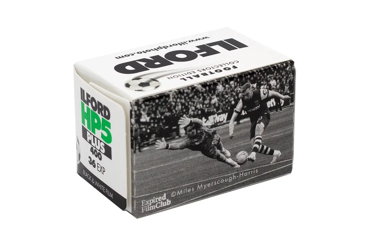 HP5 Plus 카톤 측면. 흑백 축구 사진의 다른 컷이 측면을 따라 이어진다.