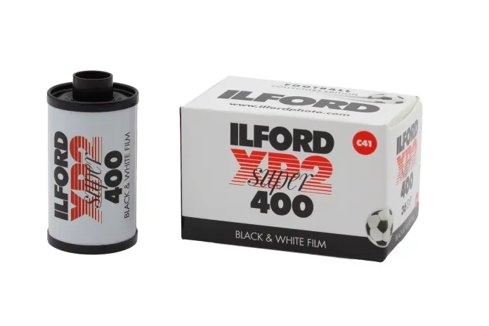XP2 Super 풋볼 에디션 카톤 정면. 흑백 축구 사진 위에 파란 ILFORD XP2 SUPER 로고가 인쇄되어 있다.