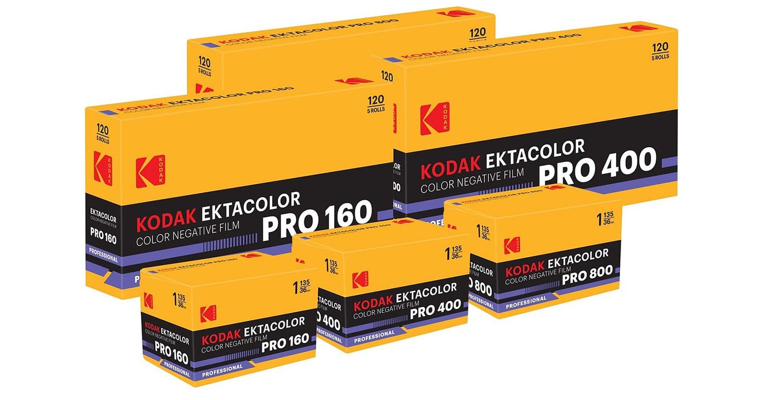 코닥 Ektacolor Pro 160, 400, 800 의 35mm 와 120 신형 패키지가 나란히 놓여 있다.