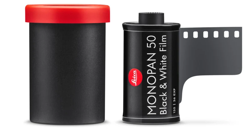 Leica Monopan 50 필름 롤. 빨간 뚜껑의 검은 플라스틱 필름통과, 붉은 라이카 점 아래 MONOPAN 50 Black & White Film · 135 | 36 EXP 라고 적힌 검은 35mm 카세트.