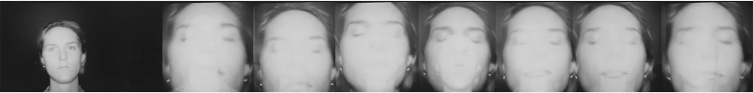 フィルム1本分を横につなげたモノクロのポジ。いちばん左の1コマは暗い背景の前の正面の顔で、残りの7コマは顔が明るくにじみながら、少しずつ違う表情で続いていく。