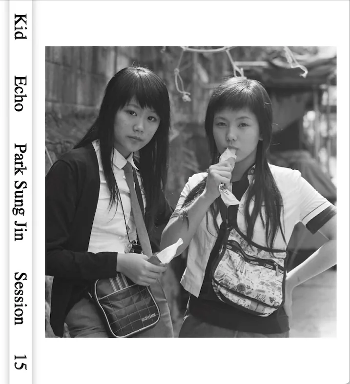 《Kid Echo》の表紙。白地に、制服姿の女子学生二人が並んで立つモノクロ写真が載っている。左の学生はカメラを見て、右の学生はアイスクリームをくわえている。左側の縦の帯にKid Echo、Park Sung Jin、Sessionと記されている。