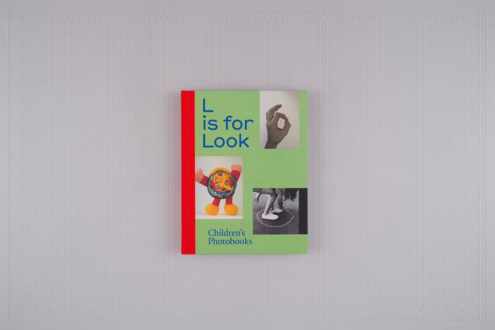 グレーの背景の上に、緑と赤、複数の画像で構成された「L Is for Look」の表紙。