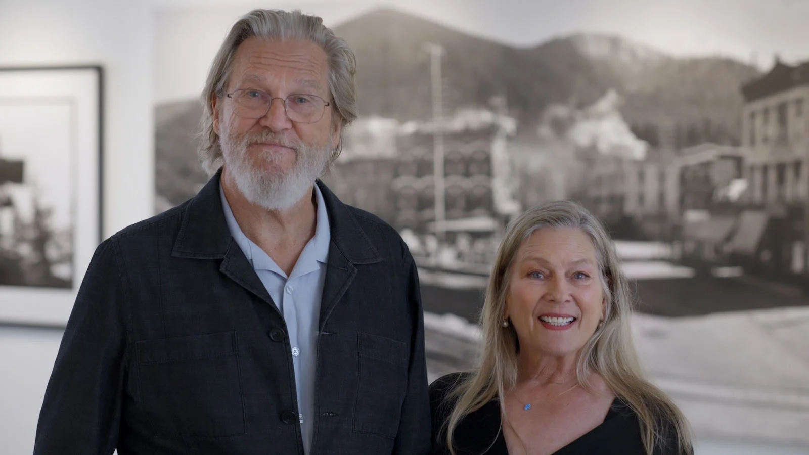 Jeff Bridges 와 Susan Bridges 가 함께 서 있는 사진
