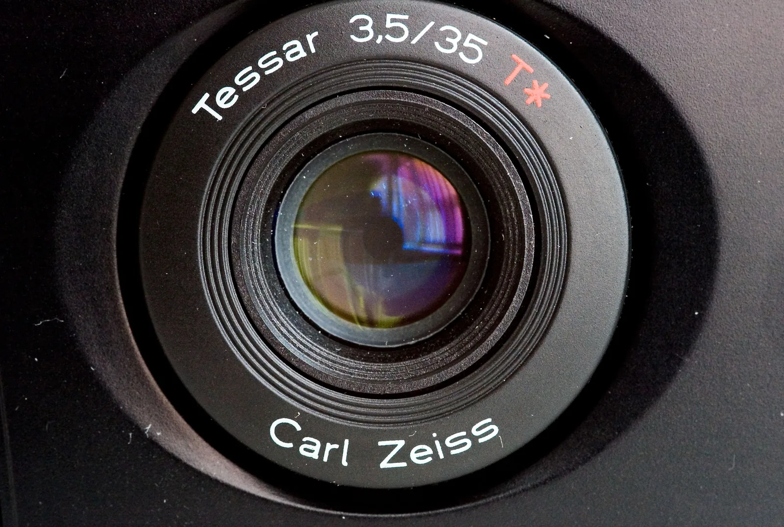 ヤシカT4のカール・ツァイス テッサー35mm f/3.5レンズを近くから見たところ。